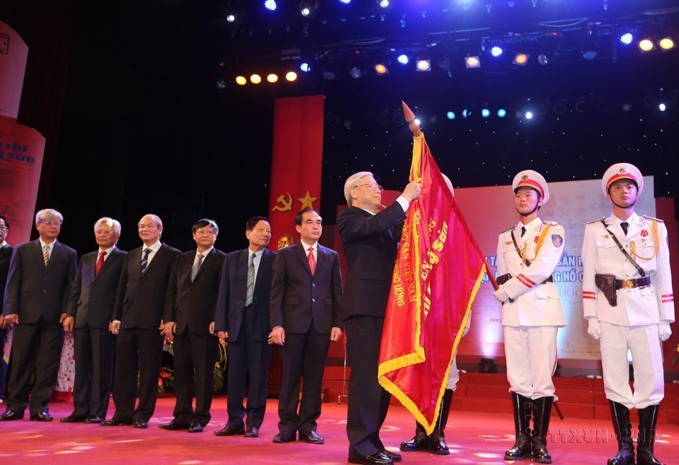 General Secretary Nguyen Phu Trong presents the Ho Chi Minh Order (the second time) to the Communist Review at the ceremony marking the 85th anniversary of its first issue (Hanoi, August 4, 2015). (Photo: VNA)