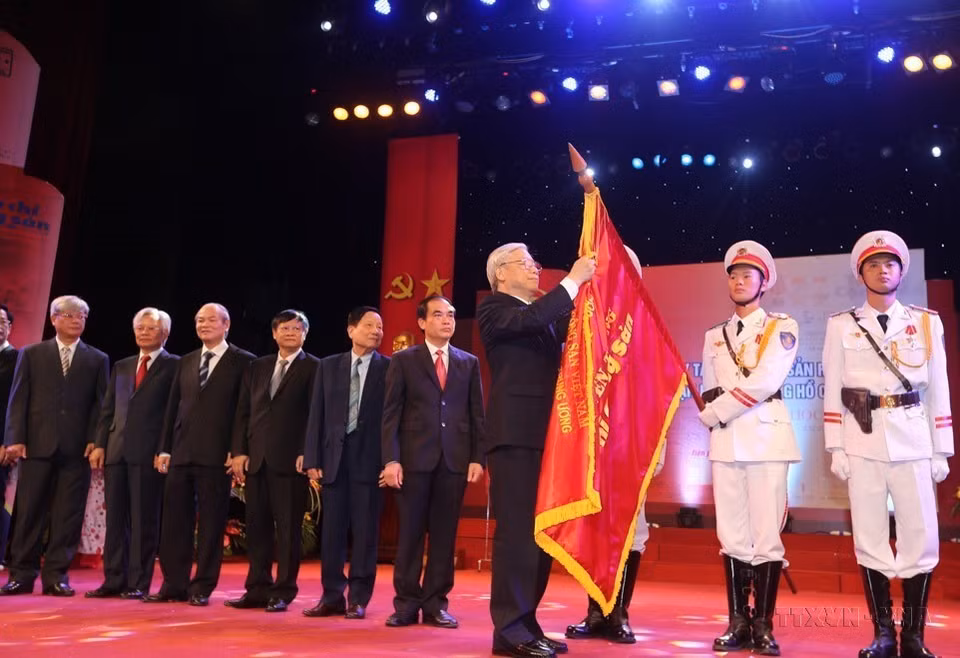 General Secretary Nguyen Phu Trong presents the Ho Chi Minh Order (the second time) to the Communist Review at the ceremony marking the 85th anniversary of its first issue (Hanoi, August 4, 2015). (Photo: VNA)