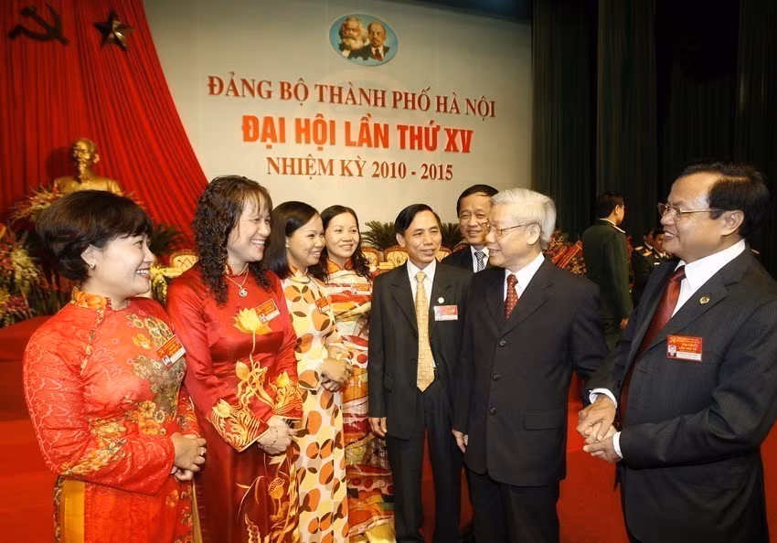 Chairman of the National Assembly Nguyen Phu Trong speaks with delegates attending the 15th Congress of the Hanoi Municipal Party Committee for the 2010–2015 period. (Photo: VNA)