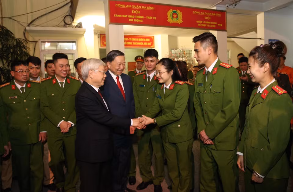 On the occasion of the Lunar New Year, on the evening of February 4, 2018 (30th day of the last lunar month), Party General Secretary and President Nguyen Phu Trong visits and extends New Year's greetings to the Traffic-Order-Mobile Police team (113) of the Ba Dinh District Police in Hanoi. (Photo: VNA)