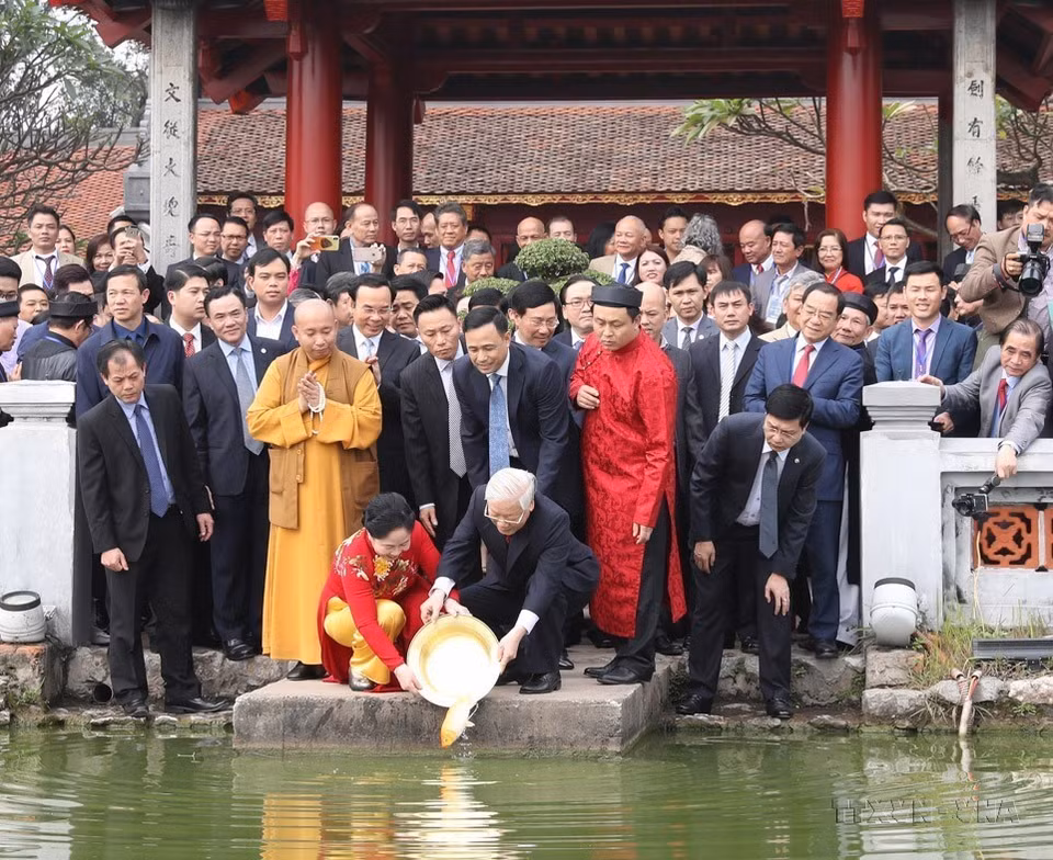 Party General Secretary and President Nguyen Phu Trong and his spouse, along with overseas Vietnamese, participate in the 2019 Homeland Spring programme and perform the traditional fish release ceremony at Hoan Kiem Lake, Hanoi. (Photo: VNA)