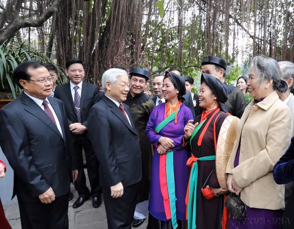 Party General Secretary Nguyen Phu Trong extends New Year's greetings to the Hanoi Municipal Party Committee, People's Council, the Vietnam Fatherland Front Committee of Hanoi, and people at Ngoc Son Temple (Hanoi, January 28, 2017). (Photo: VNA)