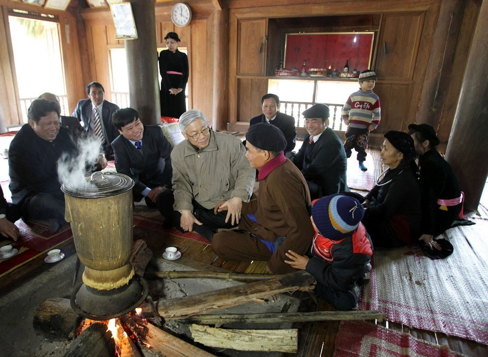 Party General Secretary and Chairman of the National Assembly Nguyen Phu Trong presents Tet gifts to Hoang Van Bao, a historical witness of the 2nd National Congress of the Party in Kim Binh commune, Chiem Hoa district, Tuyen Quang province on January 28, 2011. (Photo: VNA)