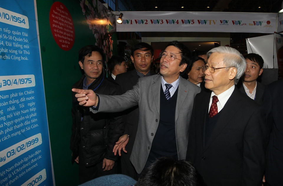 General Secretary Nguyen Phu Trong visits the display booth of the Hanoi Radio and Television at the 2015 Spring Press Festival. (Photo: VNA)