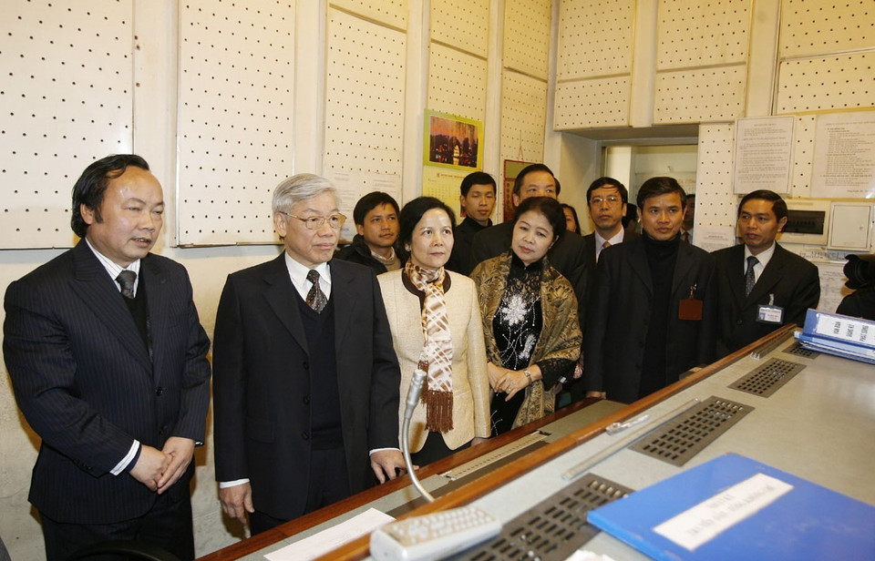 National Assembly Chairman Nguyen Phu Trong visits the Transmission and Broadcasting Room at the Hanoi Radio and Television (Hanoi, January 29, 2009). (Photo: VNA)