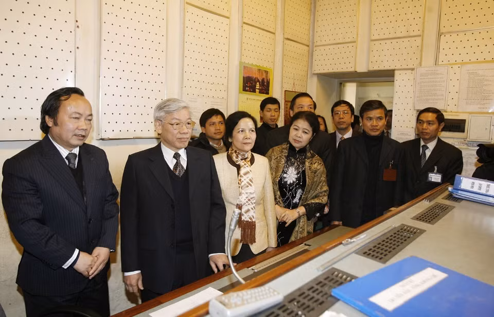 National Assembly Chairman Nguyen Phu Trong visits the Transmission and Broadcasting Room at the Hanoi Radio and Television (Hanoi, January 29, 2009). (Photo: VNA)
