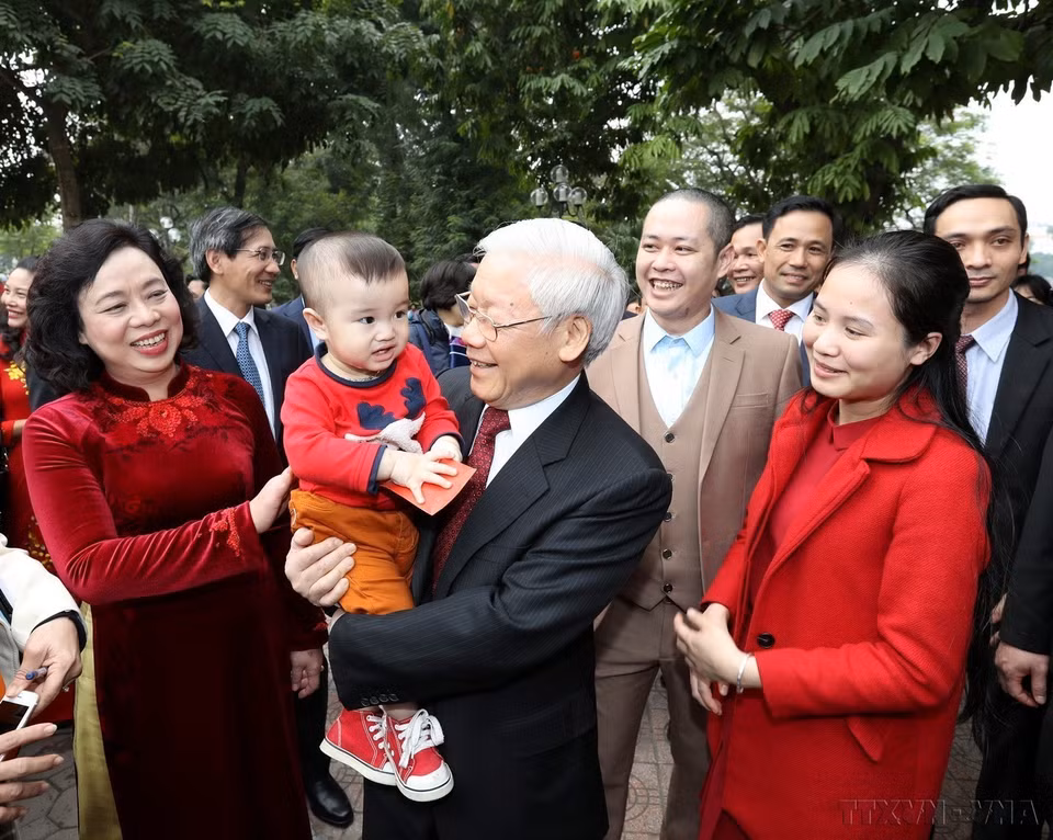 Party General Secretary Nguyen Phu Trong extends New Year's greetings to the Hanoi municipal Party Committee, People's Council, and the Vietnam Fatherland Front Committee of Hanoi, and presents lucky money to the people and children at Hoan Kiem Lake (Hanoi, January 28, 2017). (Photo: VNA)