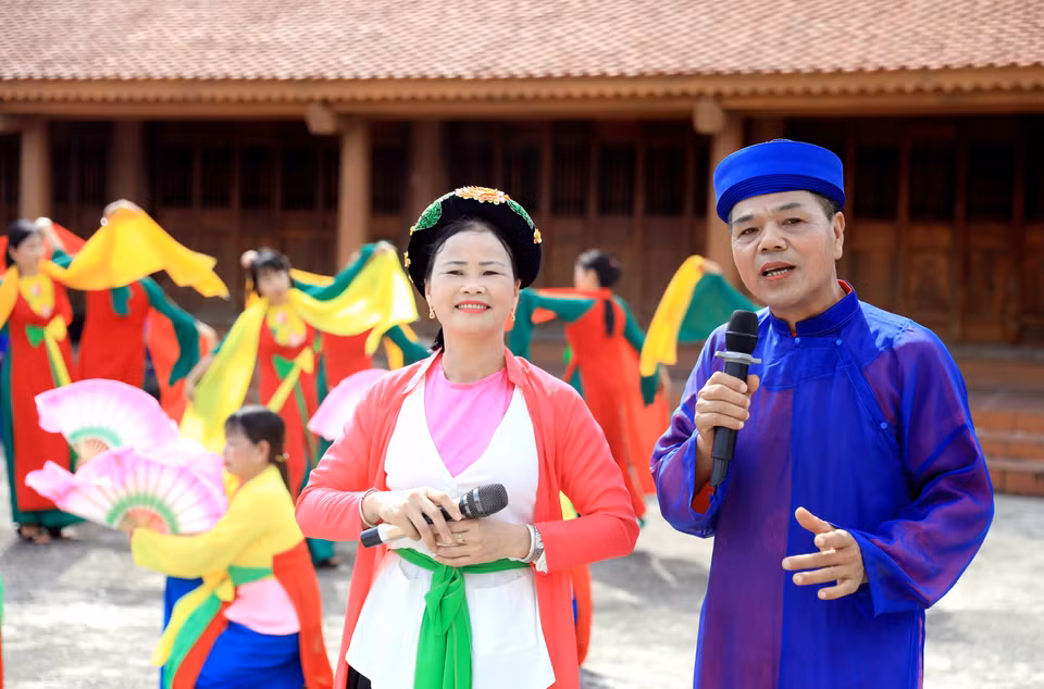 Village "artists" passionately perform ancient Cheo melodies. (Photo: VNA)