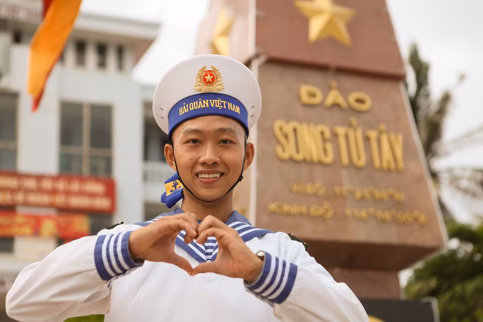 A naval soldier shapes his hands into a heart, displaying enthusiasm and youthful vigor. (Photo: VNA)