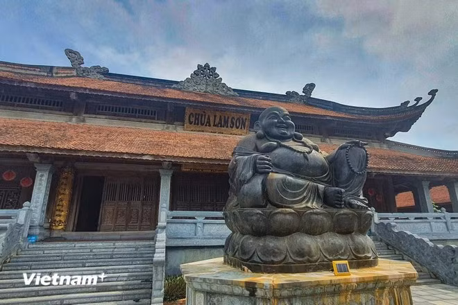 In the middle of the pagoda courtyard stands a colossal stone statue of Maitreya Buddha, crafted from a single block of Corundum sapphire. (Photo: Vietnam+)