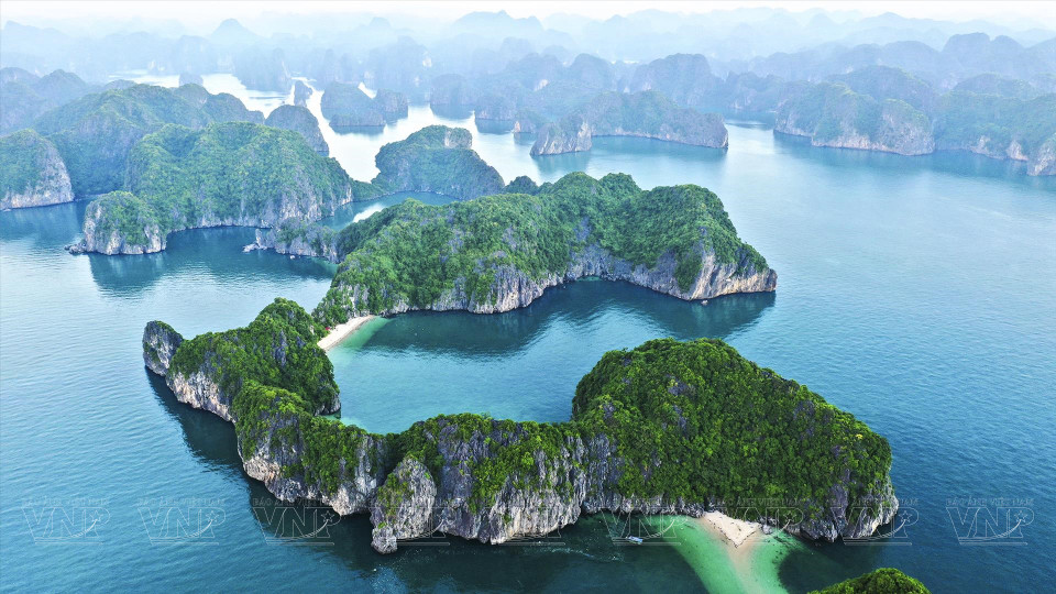 A panoramic view of Lan Ha Bay from above. (Photo: VNP/VNA)