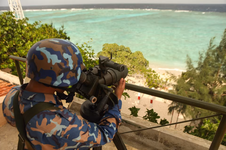 Observing through telescopes helps the soldiers proactively monitor distant targets. (Photo: VNA)