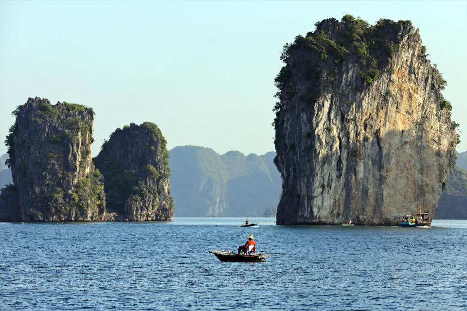 Lan Ha Bay lures tourists with its numerous rocky mountains and pristine islands. (Photo: VNP/VNA)