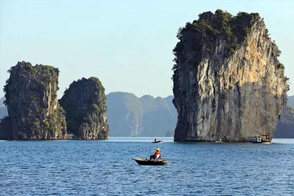 Lan Ha Bay lures tourists with its numerous rocky mountains and pristine islands. (Photo: VNP/VNA)