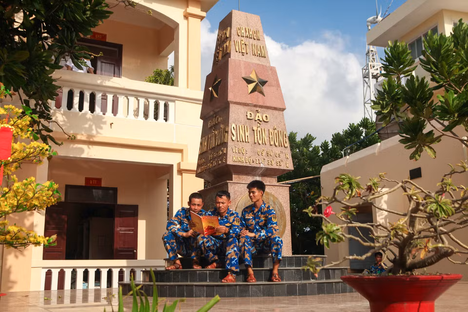 The island soldiers read books and newspapers during break time. (Photo: VNA)