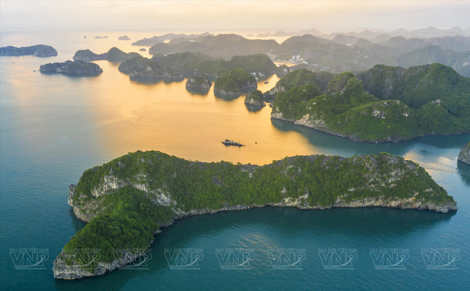 Sunrise over Lan Ha Bay. (Photo: VNP/VNA)