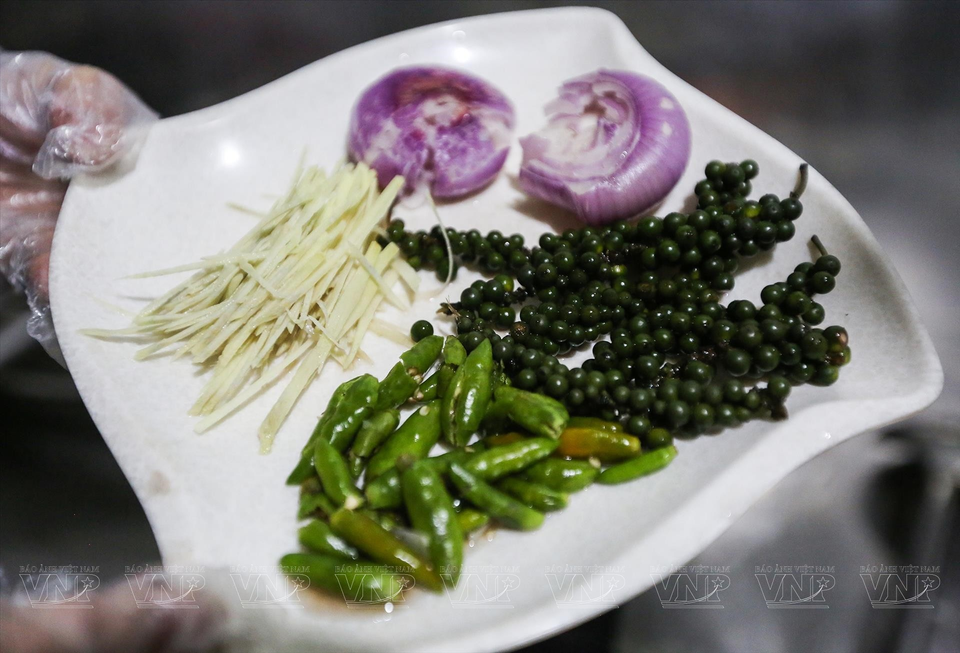 Ingredients in the dish "Tuna eyeball braised with green peppercorns": chili, peppercorns, shallots, ginger. (Photo: VNP/VNA)