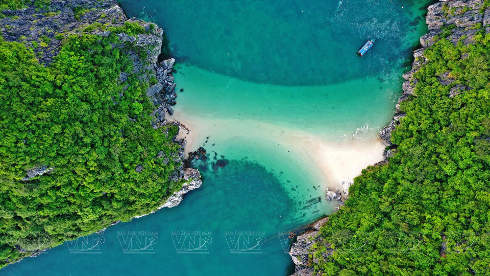 The tranquil beaches in Lan Ha Bay are ideal for visitors looking to swim in calm waters. (Photo: VNP/VNA)