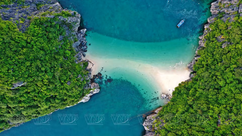 The tranquil beaches in Lan Ha Bay are ideal for visitors looking to swim in calm waters. (Photo: VNP/VNA)