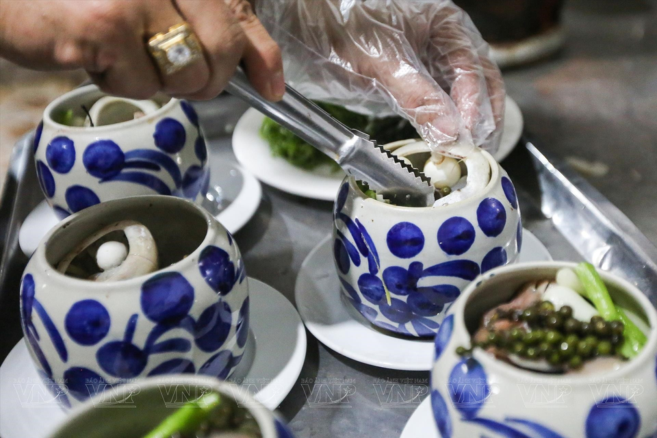 Ocean tuna eyes are typically served in ceramic pots to retain their heat for the dish. (Photo: VNP/VNA)
