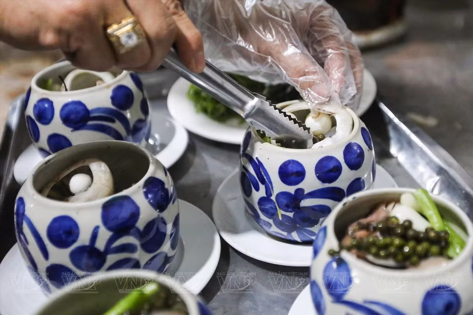Ocean tuna eyes are typically served in ceramic pots to retain their heat for the dish. (Photo: VNP/VNA)