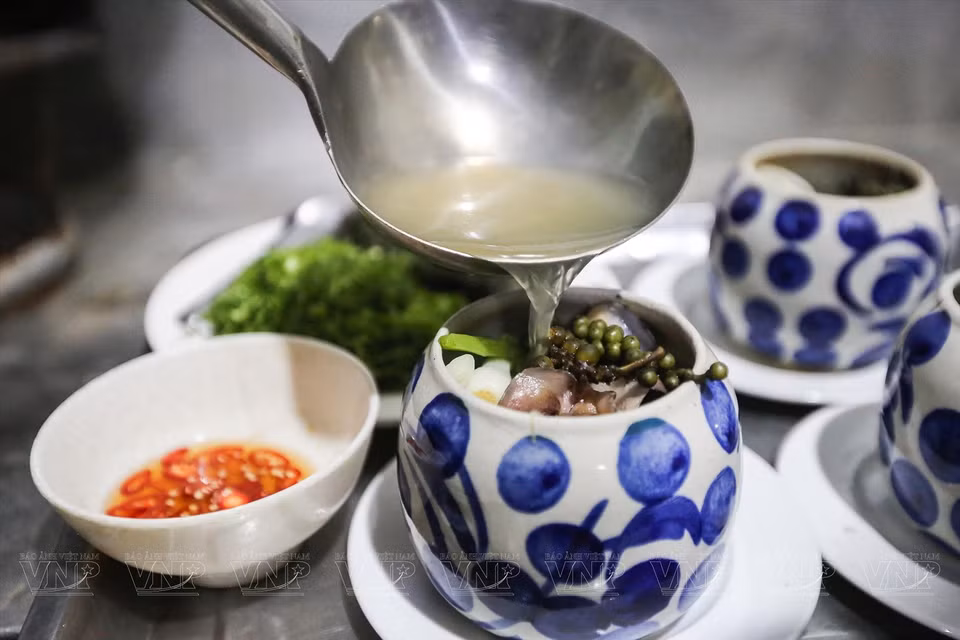 The broth combines sweet and tangy flavours with a hint of spiciness from the green peppercorns. (Photo: VNP/VNA)