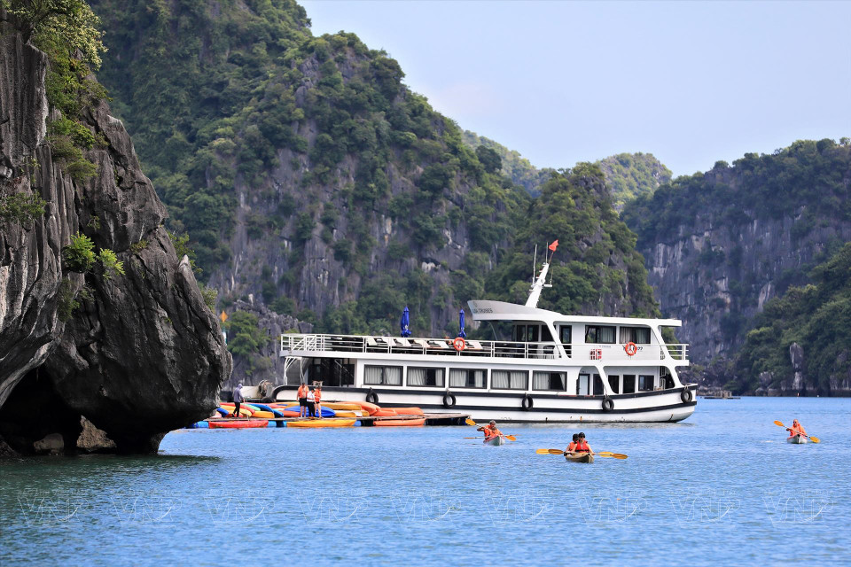 From the cruise ship, tourists disembark onto kayaks to continue their journey exploring the bay. (Photo: VNP/VNA)