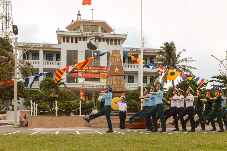 Troops review on Song Tu Tay (Southwest Cay) Island (Photo: VNA)