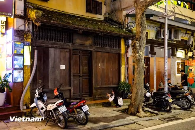 This year, due to the unpredictable weather caused by Typhoon Yagi, many Mid-Autumn Festival activities in Hanoi's Old Quarter have been interrupted and temporarily postponed. (Photo: VietnamPlus)