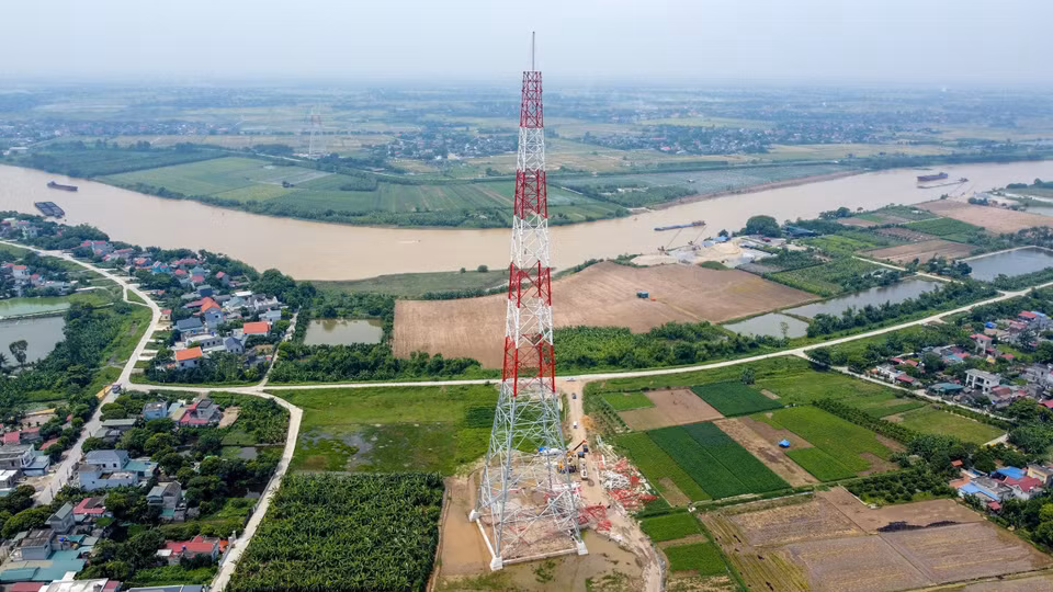 Pole 215 of the Nam Dinh 1 thermal power plant - Pho Noi, standing 145 meters tall, is one of the project’s highest poles. It is located in Quynh Hoang commune, Quynh Phu district, northern Thai Binh province. (Photo: VNA)