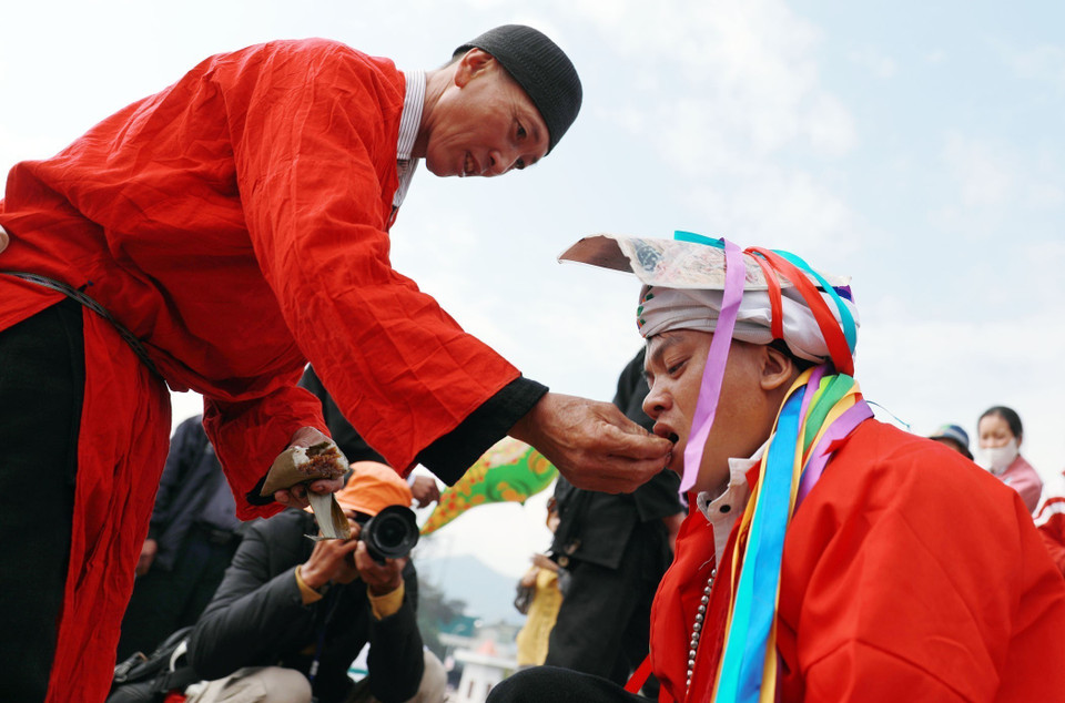 The shaman feeds the man, officially recognizing him as an adult (Photo: VNA)