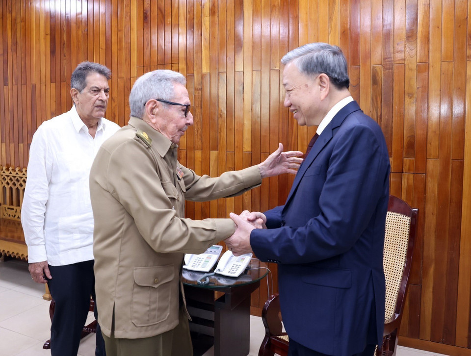 Party General Secretary and State President To Lam (R) and Cuban revolutionary leader General Raúl Castro Ruz (Photo: VNA)