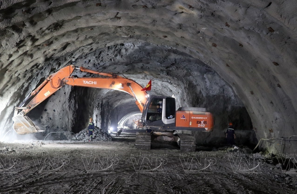 Workers and machinery operate inside the Tuy An tunnel area, part of the Chi Thanh - Van Phong Expressway project. (Photo: VNP/VNA)