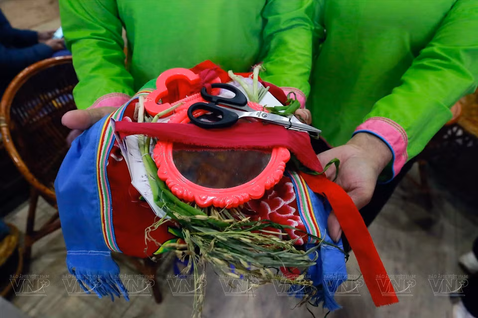 According to tradition, matchmakers from the groom's family present symbolic items representing luck and prosperity to the bride on the wedding day. (Photo: VNP/VNA)