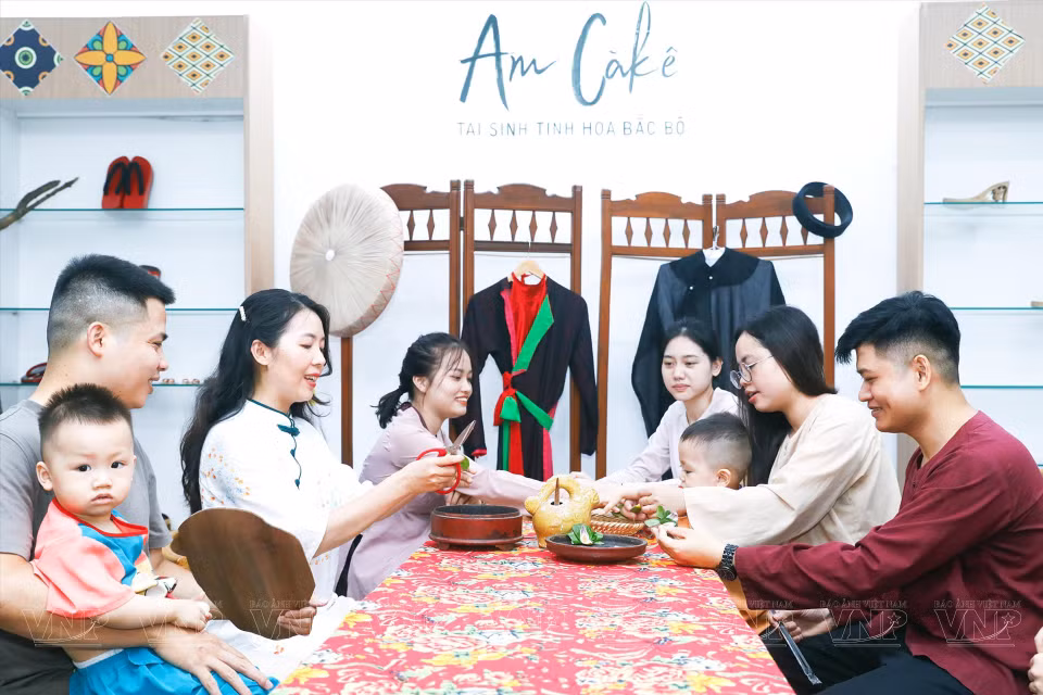 Visitors experience Vietnam’s betel tradition. (Photo: VNP/VNA)