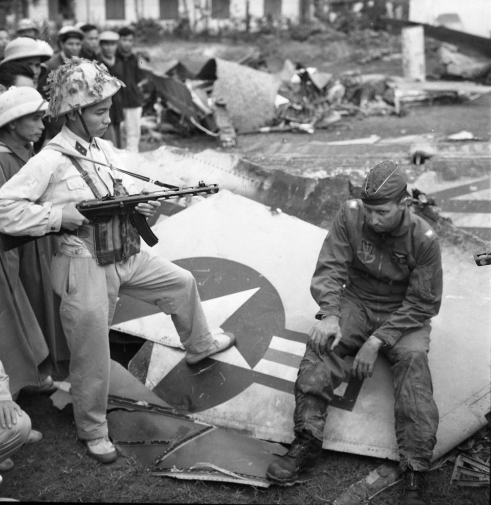 A US pilot is captured beside the aircraft’s wreckage in 1972 (Photo: VNA)