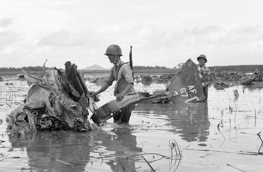 The wreckage of a US aircraft shot down on the outskirts of Hanoi in December 1972. (Photo: VNA)