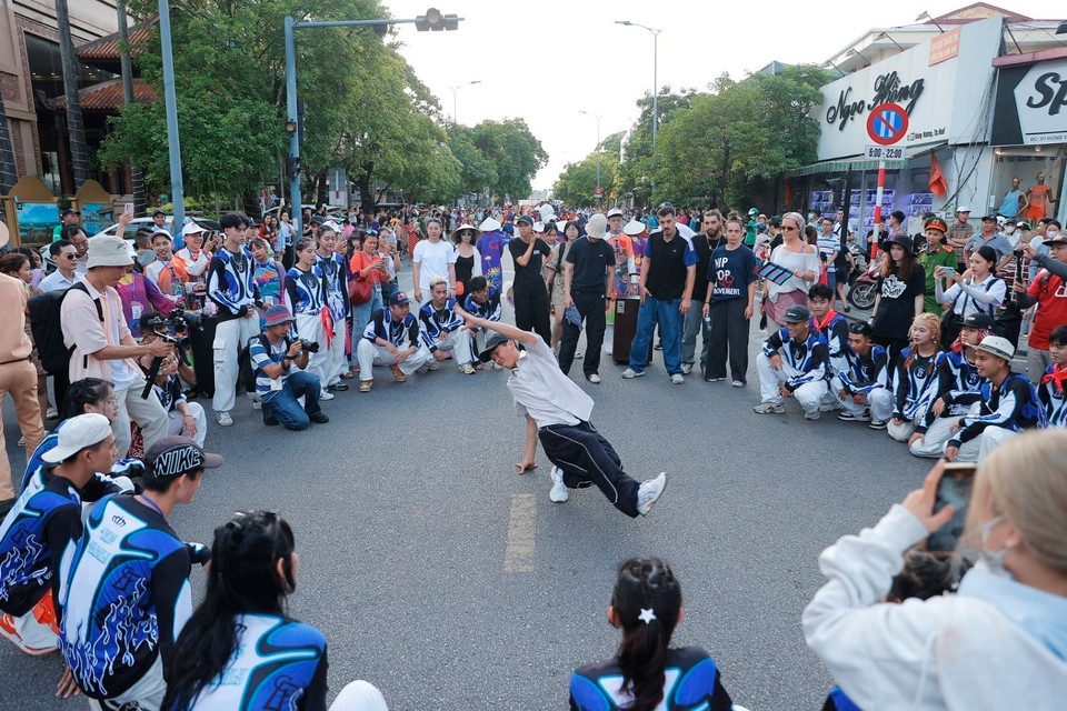 Hip Hop dance performance at the street festival (Photo: VNA)