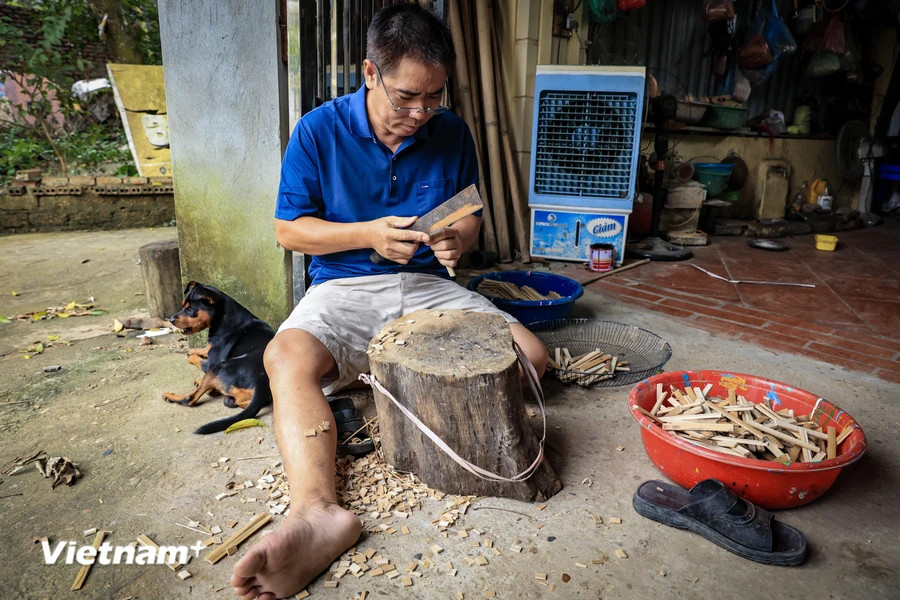 Mr. Nguyen Van Tai – a neighbour of Khan, is also one of the first craftmen in Thach Xa village to be closely associated with the craft from the beginning until now. (Photo: VietnamPlus)