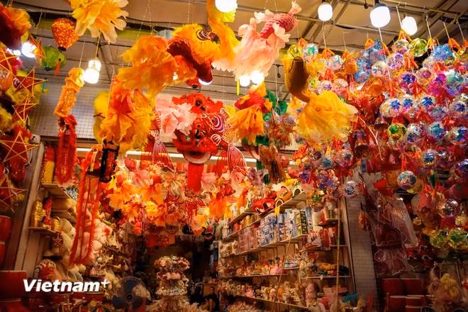 Ranging from 5,000 VND to several tens of thousands of VND per item, traditional toys are affordable to all families. Specifically, a small drum costs from 5,000-10,000 VND each, handmade paper lanterns and hand-held drums are priced between 15,000-40,000 VND each, star-shaped lanterns range from 20,000-50,000 VND each, and papier-mâché masks are sold for 30,000-80,000 VND each (Photo: VietnamPlus)
