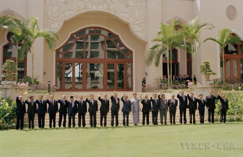 Prime Minister Phan Van Khai and heads of delegations attending the 6th APEC Summit pose for a group photo at the Palace of the Golden Horses in Kuala Lumpur (Malaysia), November 16, 1998. (Photo: The Thuan - VNA)