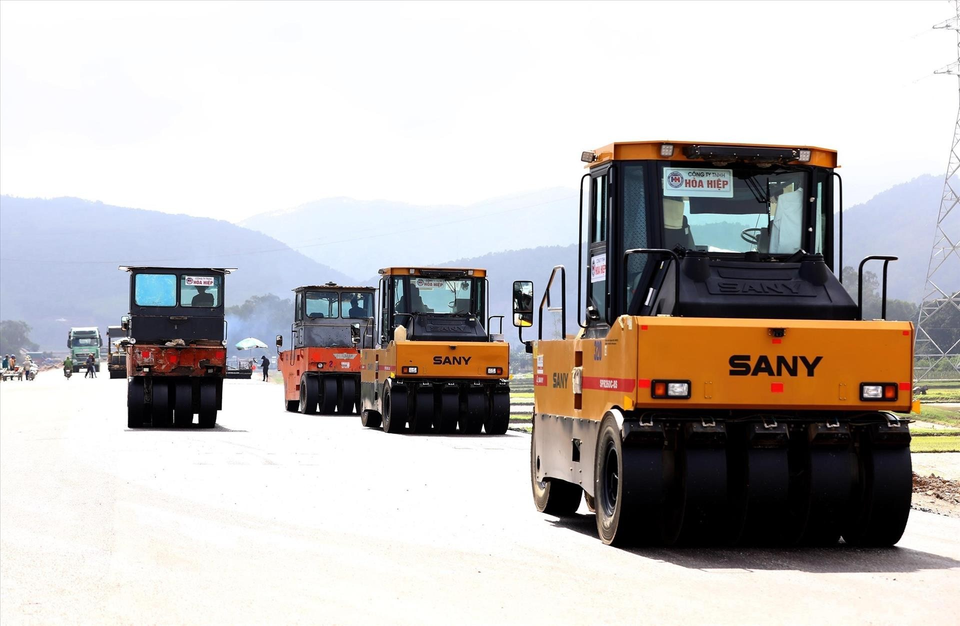 Contractor Hoa Hiep lays the second layer of asphalt (C19) for contract package No. 3 on the route. (Photo: VNP/VNA)