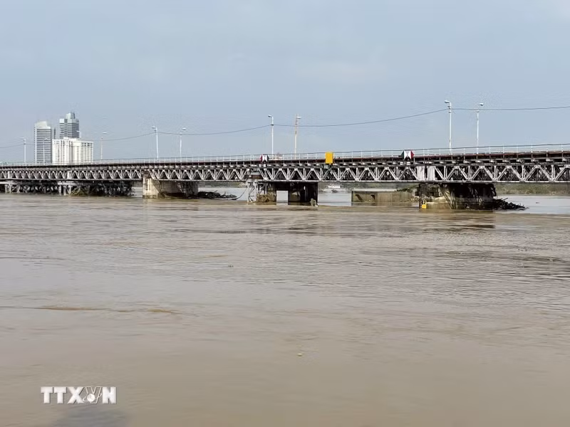 Red River water levels recede (Photo taken at 8:15 AM, September 13, 2024, by VNA)