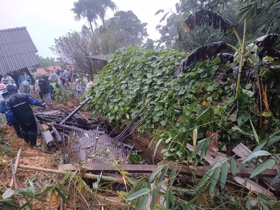 A catastrophic landslide in Phin Chai 2 village, A Lu commune, Bat Xat district, Lao Cai province leaves 7 people missing. (Photo: VNA)
