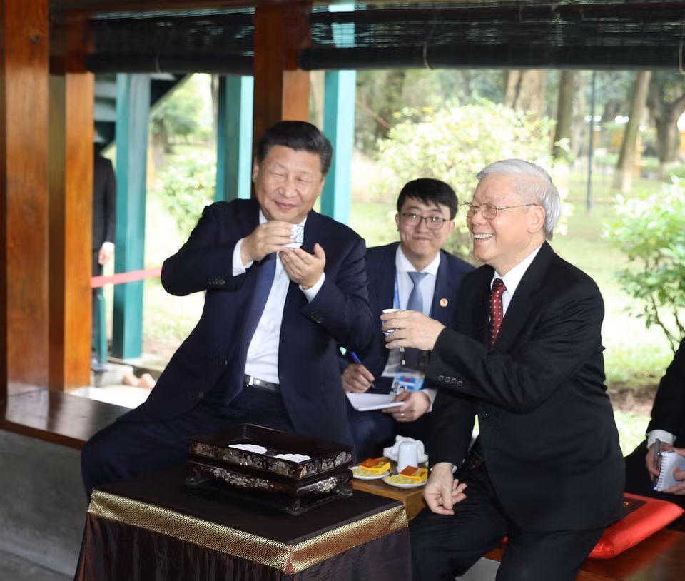 Party General Secretary Nguyen Phu Trong and Party General Secretary and President Xi Jinping enjoy tea at the President Ho Chi Minh’s stilt house in Hanoi, on November 13, 2017. (Photo: VNA)