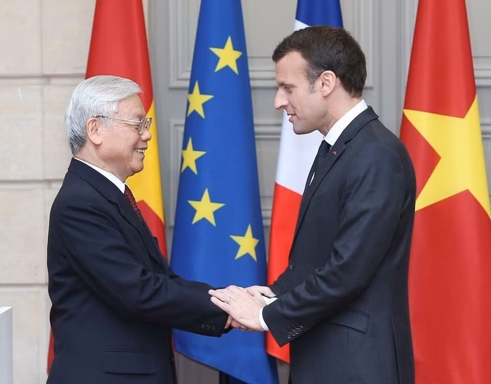 French President Emmanuel Macron welcomes Party General Secretary Nguyen Phu Trong on his official visit to France (Paris, March 27, 2018). (Photo: VNA)