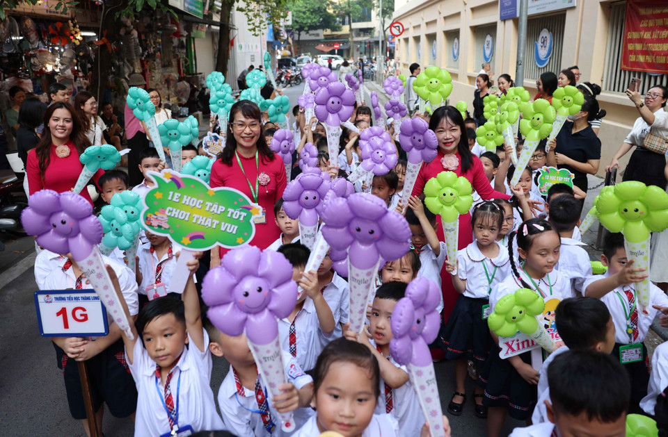 Teachers and students at Thang Long Primary School in Hoan Kiem district on the first day of the new academic year. (Photo: VNA)