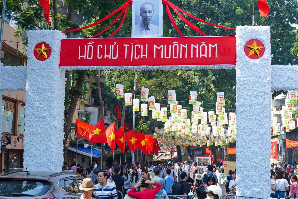 The mural space on Phung Hung street attracts a large number of locals and tourists. (Photo: VNA)
