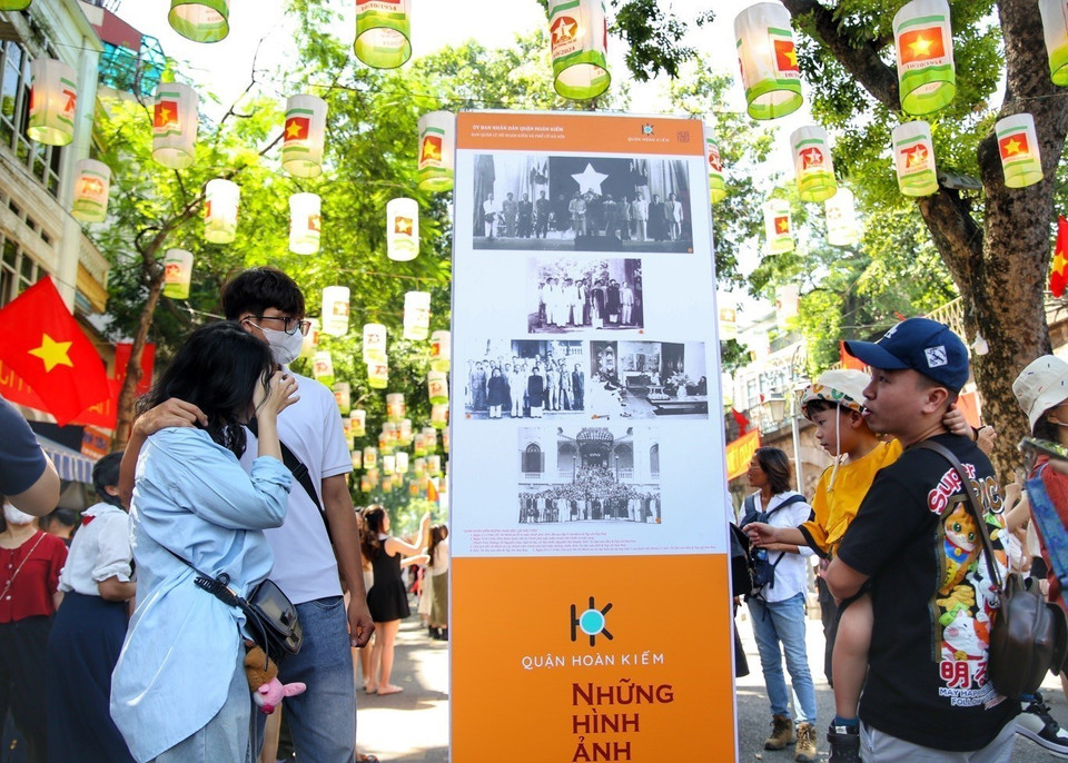 Visitors view historical images of Hanoi from the period of resistance war against the French. (Photo: VNA)