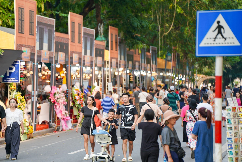 A large number of locals and tourists visit the walking space around Hoan Kiem Lake during the Hanoi Autumn Festival 2024 (from September 19 - 22). (Photo: VNA)